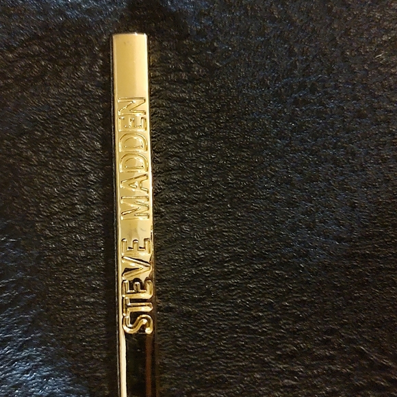 A shoulder bag - Picture 2 of 3